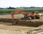 De laatste dag dat hier bij Hochter Bampd grond wordt afgegraven als onderdeel van de maasbeveiliging. De oever aan de overkant in Borgharen zal ook nog eens honderden meters verder landinwaarts komen te liggen om de Maas maximale ruimte te geven bij hoogwater.  (23-6-2011 - Jan Dolmans)