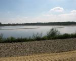 Hier is duidelijk te zien dat de Itterse weerd onder water staat terwijl dit gedeelte bij de huidige minimale afvoer droog zou moeten zijn.
Op de voorgrond is nog een stukje van de oude oever te zien. (26-6-2011 - Han Hamakers)