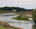 Tegenover Borgharen is de Belgische Scheepvaart NV de werkzaamheden aan de oever van de Maas aan het afronden. Met kiezel vanaf de locatie Hochter Bamp heeft men o.a. gaten in de Maas gevuld en tevens werd er als laatste nog ter hoogte van de grensovergang bij Smeermaas een boothelling voor de brandweer gemaakt.  (19-8-2011 - Jan Dolmans)