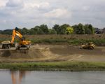 De werkzaamheden bij de oeververbreding in Borgharen zijn al gevorderd tot aan de westzijde van het dorp.  (19-8-2011 - Jan Dolmans)