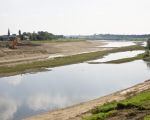 Op deze foto is duidelijk te zien dat aan de zuidkant van Borgharen de oeververruiming al klaar is.  (31-8-2011 - Jan Dolmans)