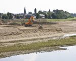 Op de achtergrond de kerk en het Kasteel van Borgharen.  (31-8-2011 - Jan Dolmans)