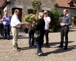 De ondernemers die de restauratie voor hun rekening hebben genomen worden in de bloemen gezet. A propos bloemen. Op de voorgaande foto's hebt u een blik kunnen werpen op de sfeervolle en prachtig met bloemen versierde binnenplaats van Hoeve Bours. Een plaatje en een aanwinst voor het dorp. Elk jaar opnieuw stelt Pie en Roos Bours de binnenplaats van hun Hoeve ter beschikking voor verschillende activiteiten. Wat zou het dorp moeten zonder Pie en Roos Bours.  (24-9-2011 - Jan Dolmans)