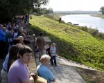 Na een korte wandeling langs de Maas dan eindelijk de opening van de gerestaureerde trap. Velen hadden zich verzameld op het voetpad langs de Maas.  (24-9-2011 - Jan Dolmans)