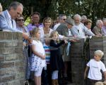 De eer om de trap officiÃ«el te openen was voor Alexandra de Vries (kleinkind van Sander Bastings) en Maddy Chavange (dochter van Marc Chavagne).  (24-9-2011 - Jan Dolmans)