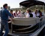 Blaaskapel de Flippers worden als eersten te water gelaten. Met zo'n naam kun je dit natuurlijk verwachten. Zij gaan stroomafwaarts naar cafe de Maasvallei te Herbricht. De prachtige veerpont werd door Pie Bours voor deze bijzondere gelegenheid ter beschikking gesteld.  (24-9-2011 - Jan Dolmans)