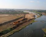 Om de druk op de oever aan Belgische zijde ( Hochter Bampd) enigzins weg te nemen bij hoogwater wordt tussen Itteren en Borgharen de oever nu al zoveel mogelijk afgegraven. Deze foto is van 17 augustus en inmiddels (6 okt.) is men hiermee al een heel stuk gevorderd.  (17-8-2011 - Waterschap Roer en Overmaas)