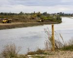 Tegenover de Overslag is men aan Nederlandse zijde een deel van de oever over een lengte van enkele honderden meters aan het afgraven om de werken aan Belgische zijde bij hoogwater te beschermen.  (5-10-2011 - Jan Dolmans)