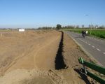 Hier komt het nieuwe fietspad tussen Borgharen en Itteren te liggen. Het fietspad wordt uitgevoerd in asfalt en zal als het weer mee zit voor de Kerst klaar zijn. Men heeft in een week al uitgediept tot aan de bushalte. Op deze zonnige oktoberdag waren er nog fietsers te zien. (23-10-2011 - Han Hamakers)