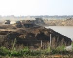 De grond komt niet van ver en dan gaat het allemaal heel snel. Met 5 Ã  6 dumpers tegelijk wordt de dekgrondberging weer gevuld en gaat het richting Itteren. Men zit ongeveer op de helft van de dekgrondbering.Het is nu nog niet goed voor te stellen maar over een dik jaar moet men hier helemaal klaar zijn. (24-10-2011 - Han Hamakers)