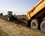 Nadat op het nieuwe fietspad eerst een zandbed is aangebracht wordt de ondergrond nog verstevigd met toutvenant, voordat de laag asfalt wordt aangebracht.  (28-10-2010 - Jan Dolmans)