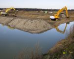 Een nieuwe voorraad kiezel is letterlijk weer boven water gehaald in slechts enkele dagen.  (2-11-2011 - Jan Dolmans)