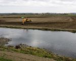 Meter voor meter wordt de oever afgegraven.   (2-11-2011 - Jan Dolmans)