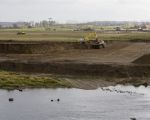 Links op de achtergrond de installaties van maalbedrijf Ankerpoort NV en rechts is de boerderij Wiegershof in de achtergrond zichtbaar. (2-11-2011 - Jan Dolmans)