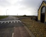 De drempel op de weg inclusief de wegmarkeringen zijn klaar. Hulde aan het Consortium voor de snelheid waarmee de werkzaamheden aan het fietspad zijn uitgevoerd.  (10-11-2011 - Jan Dolmans)