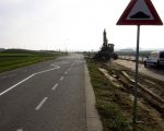 Ter hoogte van boerderij Wiegershof waar het werkverkeer de doorgaande weg kruist is het fietspad nu nog onderbroken. Fietsers moeten hier de doorgaande weg op, over het viaduct, en kunnen dan aan de andere kant hun tocht via het nieuwe fietspad vervolgen. Als de werkzaamheden in Borgharen zijn afgerond wordt het fietspad doorgetrokken.  (10-11-2011 - Jan Dolmans)