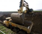 Let eens op de maat van de bak van de graafmachine in verhouding met de dumper. Slechts 3 scheppen zijn nodig om de dumper te vullen.  (10-11-2011 - Jan Dolmans)