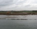 Vooraan de oude maasoever. Rechtsboven(groen) blijft gehandhaafd. De weerdverlaging is al afgewerkt. Waar de keet staat blijft ook gehandhaafd als een soort terp binnen de bochtverbreding/weerdverlaging. (4-12-2011 - Han Hamakers)
