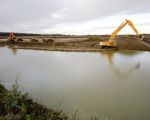 Sinds enkele weken is het Consortium bezig met de 2de fase van de diepere ontgrinding in het Daalderveld. Dit gebied sluit aan op het onvergraven gebied ten noorden van Borgharen en is ook wat verder richting Maas gelegen. Deze ontgrinding is ongeveer 18ha groot (grofweg 900 lang en 200m breed )en loopt evenwijdig aan de weg naar Itteren.  (12-12-2011 - Jan Dolmans)