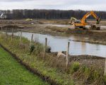 Op deze foto links nog net een randje van het onvergraven gebied terwijl je bovenaan links op de foto aan de overkant van de Maas, de woning van de familie Hahnrats in Smeermaas ziet liggen.  (12-12-2011 - Jan Dolmans)