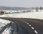 Na enkele weken winterstop zijn de werkzaamheden weer hervat. Op bijgaande foto is men bezig langs de weg Borgharen-Itteren. (31-1-2012 - Jan Dolmans)
