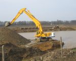 Grind ophalen en dekgrond storten. Op de achtergrond,tussen de bomen van de rode beukenlaan,kasteel Hocht. (22-2-2012 - Han Hamakers)