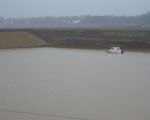 De peilboot brengt de diepte (bodem) van de dekgrondberging na ontgraving van het grind en voor aanvulling dekgrond in kaart. Tevens wordt vastgelegd hoeveel grond is aangevuld. (infÃ¶: Consortium)


 (2-3-2012 - Han Hamakers)