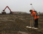 Op de centimeter nauwkeurig, met behulp van GPS, slaat deze landmeter  de piketpaaltjes voor het plaatsen van een afrastering.  (7-3-2012 - Jan Dolmans)