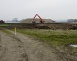 De doorgaande weg wordt hier met een afrastering afgesloten.  (7-3-2012 - Jan Dolmans)