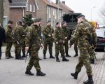 Veel zwaarbewapende militairen waren op de been. Laat nu het water maar komen !! (7-3-2012 - Jan Dolmans)