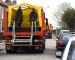 De nieuwe vrachtwagen waarmee de inwoners kunnen worden geevacueerd gaf ook acte de presence. Het leek in de straat, met vaak aan beide zijden geparkeerde auto's meer op de afname van een rij-examen voor de vrachtwagenchauffeurs. Zorgen dat je geen auto raakt en ook geen tuinmuurtje cq. heg omver rijdt. Een troost, als er hoogwater zou zijn waren er gegarandeerd geen auto's geparkeerd.  (7-3-2012 - Jan Dolmans)