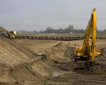 Helemaal achteraan in het midden van de foto zie je de kapel bij Itteren. Vanaf de kapel is een andere ploeg bezig met de afgraving in zuidelijke richting. Eind van het jaar zal het grootste gedeelte van de tussenliggende gronden wel zijn afgegraven.  (2-4-2012 - Jan Dolmans)