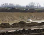 Regelmatig vindt er controle plaats mbt de diepte van de ontgrinding.  (2-4-2012 - Jan Dolmans)