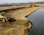 Door de bulldozer wordt een plek gemaakt voor de te waterlating van de controleboot.  (2-4-2012 - Jan Dolmans)