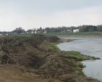 Het oude fietspad langs de Maas is verwijderd. Nu kan begonnen worden aan de stroomgeulverbreding. (12-4-2012 - Han Hamakers)