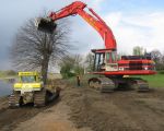 De oude boom is op weg naar zijn nieuwe standplaats. (12-4-2012 - Han Hamakers)