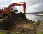 De boom die al generaties lang langs het fietspad aan de Maas staat moet worden verplaatst naar een punt 50m noordelijker. Hiervoor wordt een ruim plantgat gemaakt. En nu maar hopen dat de boom de verplaatsing overleeft.   (12-4-2012 - Jan Dolmans)