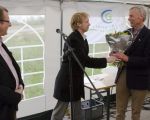 Chris Hoekstra van de buurtraad Borgharen kreeg van wethouder van Grootheest een bloemetje aangeboden als dank voor zijn inzet.  (20-4-2012 - Jan Dolmans)