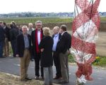 Voor de gelegenheid waren de boompjes feestelijk ingepakt. Later dit jaar zullen nog meerdere groepjes bomen langs het fietspad worden geplant. Tevens zullen dan ook nog enkele banken worden geplaatst.  (20-4-2012 - Jan Dolmans)