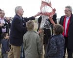 Schoolkinderen van de lagere scholen van Borgharen en Itteren hadden de eer om samen met de wethouders Nuss en van Grootheest de boompjes te onthullen.  (20-4-2012 - Jan Dolmans)