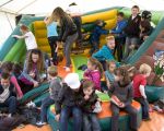 Kinderen hadden veel plezier op het luchtkussen dat achter in de tent lag.  (20-4-2012 - Jan Dolmans)