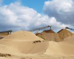 Nu nog een schepje en wat water en dan kunnen de kinderen genieten.
Het verwerkingsdepot met mooi weer.  (16-4-2012 - Reen van Beek)