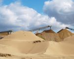 Nu nog een schepje en wat water en dan kunnen de kinderen genieten.
Het verwerkingsdepot met mooi weer.  (16-4-2012 - Reen van Beek)