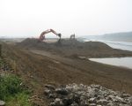 Inmiddels is men begonnen aan de stroomgeulverbreding ten zuiden van Itteren. Op de voorgrond nog een paar batklauwen ter versteviging van de oever, (22-5-2012 - Han Hamakers)