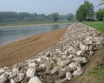 De weerdverlaging achter het kapelletje is nu helemaal afgewerkt. Inmiddels is men ook begonnen aan de rivierverbreding ter plekke. (22-5-2012 - Han Hamakers)