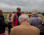 Onder leiding van Gemeentelijk Archeoloog, Gilbert Soeters, vond afgelopen woensdag de eerste rondleiding plaats bij de opgravingen in de Pasestraat te Borgharen. Op deze plek heeft men, naast het alom bekende paardengraf, binnen de resten van een Romeinse villa een grafveld van de Merovingers gevonden. De Romeinen kwamen rond 55 v Chr onder aanvoering van Julius Caeser naar de streek rond Maastricht en zijn hier tot ongeveer 420 gebleven. De Merovingers, was een dynastie (vorstenhuis) dat over het Frankische rijk regeerde van 430 tot 751. Dit grafveld wordt gedateerd 2de helft 6de eeuw tot 1ste kwart 7de eeuw, dus grofweg 550 tot 625.  (13-6-2012 - Jan Dolmans)