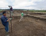 Elk graf wordt nauwkeurig ingemeten. Hier is een medewerker bezig met GPS apparatuur om een exacte plaatsbepaling vast te leggen.  (13-6-2012 - Jan Dolmans)