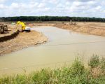 Over 1 a 2 maanden zal de dekgrond in de stroomgeulverbreding langs de Maas geheel zijn afgegraven en wordt begonnen met het afgraven van het dekgronddepot ten noorden van Borgharen.  (16-8-2012 - Jan Dolmans)