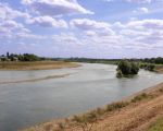 Zo ziet het er nu uit wanneer je vanaf de dijk langs de Maas in Smeermaas richting Borgharen kijkt.  (16-8-2012 - Jan Dolmans)