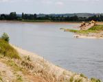 Graafmachines bezig om het laatste stuk van de stroomgeulverbreding langs de Maas tussen Borgharen en Itteren af te graven. Ik schat dat men, afhankelijk van de hoogte van het water in de Maas, over een halfjaar hiermee nagenoeg klaar is.   (16-8-2012 - Jan Dolmans)